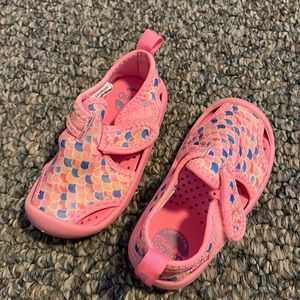 Great condition osh kosh water shoes/sandals